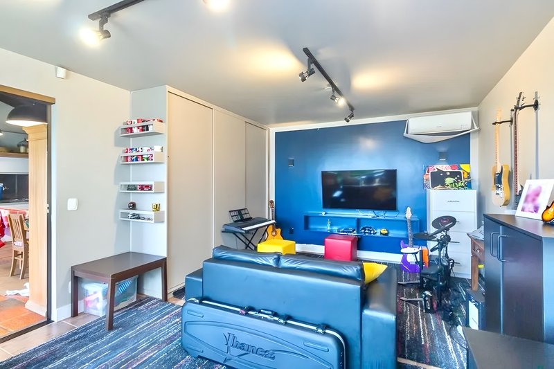 R$ 1.200.000 - BELA CASA EM CONDOMÍNIO - 300M2 - 3 DORM - VISTA - PÁTIO - 5 VAGAS Avenida Cai Porto Alegre - 
