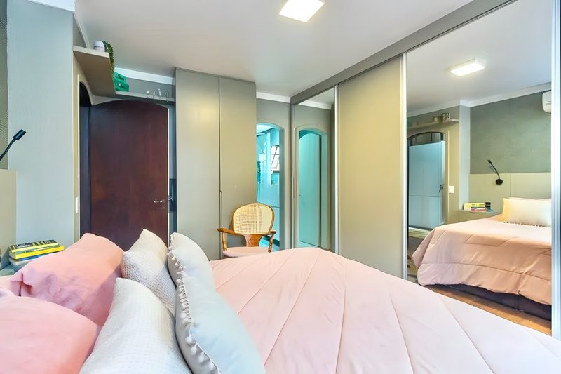 R$ 1.200.000 - BELA CASA EM CONDOMÍNIO - 300M2 - 3 DORM - VISTA - PÁTIO - 5 VAGAS Avenida Cai Porto Alegre - 