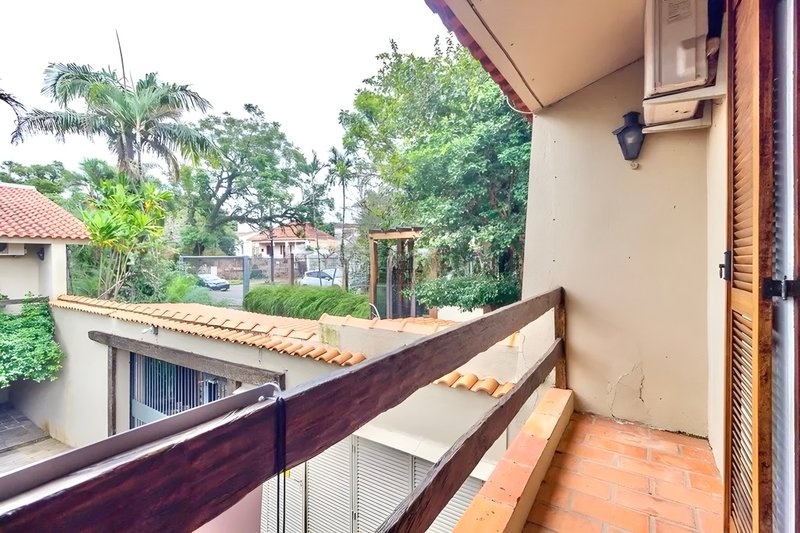 R$ 1.200.000 - BELA CASA EM CONDOMÍNIO - 300M2 - 3 DORM - VISTA - PÁTIO - 5 VAGAS Avenida Cai Porto Alegre - 