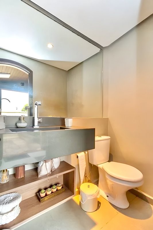 R$ 1.200.000 - BELA CASA EM CONDOMÍNIO - 300M2 - 3 DORM - VISTA - PÁTIO - 5 VAGAS Avenida Cai Porto Alegre - 