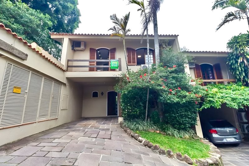 R$ 1.200.000 - BELA CASA EM CONDOMÍNIO - 300M2 - 3 DORM - VISTA - PÁTIO - 5 VAGAS Avenida Cai Porto Alegre - 