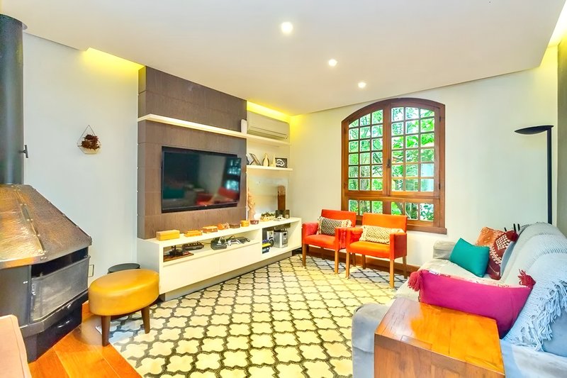 R$ 1.200.000 - BELA CASA EM CONDOMÍNIO - 300M2 - 3 DORM - VISTA - PÁTIO - 5 VAGAS Avenida Cai Porto Alegre - 