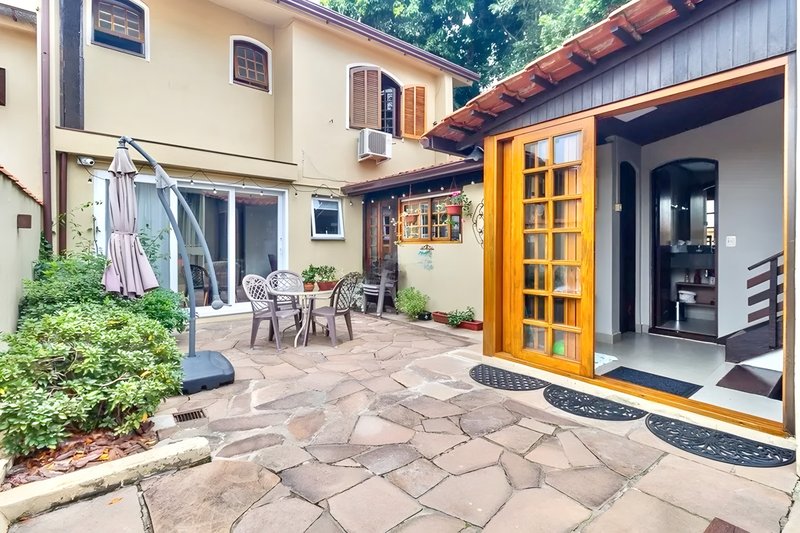 R$ 1.200.000 - BELA CASA EM CONDOMÍNIO - 300M2 - 3 DORM - VISTA - PÁTIO - 5 VAGAS Avenida Cai Porto Alegre - 