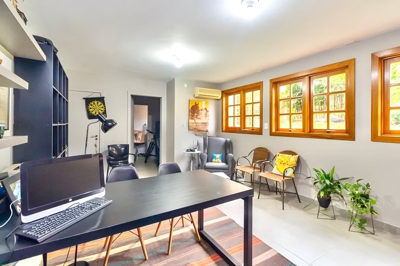 R$ 1.200.000 - BELA CASA EM CONDOMÍNIO - 300M2 - 3 DORM - VISTA - PÁTIO - 5 VAGAS Avenida Cai Porto Alegre - 