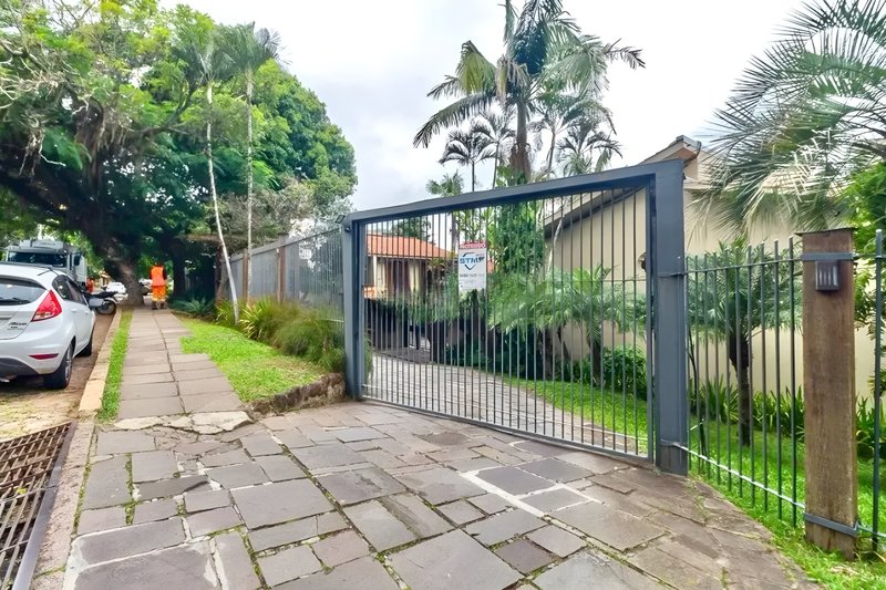 R$ 1.200.000 - BELA CASA EM CONDOMÍNIO - 300M2 - 3 DORM - VISTA - PÁTIO - 5 VAGAS Avenida Cai Porto Alegre - 