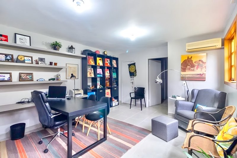 R$ 1.200.000 - BELA CASA EM CONDOMÍNIO - 300M2 - 3 DORM - VISTA - PÁTIO - 5 VAGAS Avenida Cai Porto Alegre - 