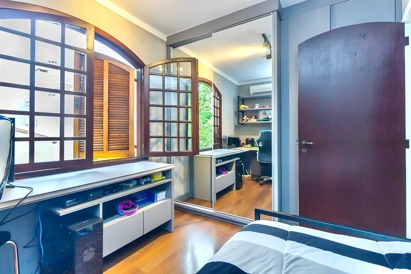 R$ 1.200.000 - BELA CASA EM CONDOMÍNIO - 300M2 - 3 DORM - VISTA - PÁTIO - 5 VAGAS Avenida Cai Porto Alegre - 