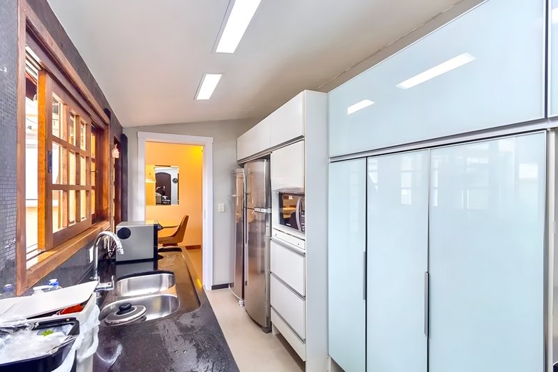 R$ 1.200.000 - BELA CASA EM CONDOMÍNIO - 300M2 - 3 DORM - VISTA - PÁTIO - 5 VAGAS Avenida Cai Porto Alegre - 
