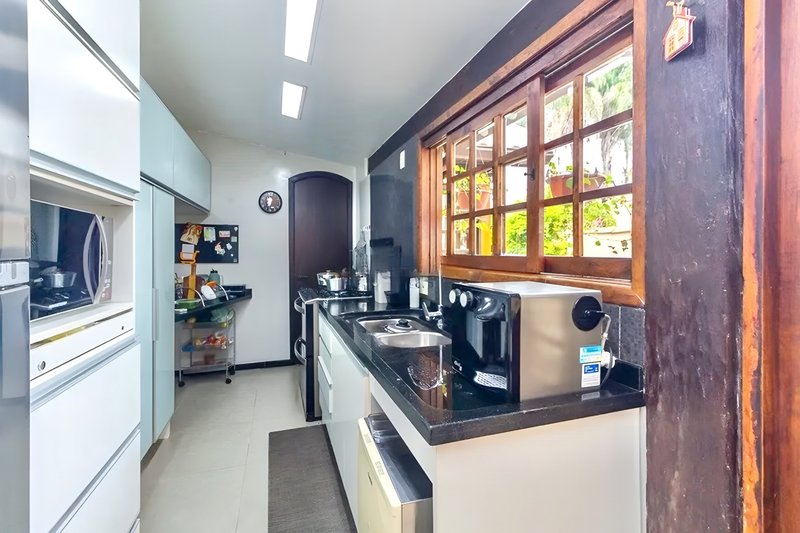R$ 1.200.000 - BELA CASA EM CONDOMÍNIO - 300M2 - 3 DORM - VISTA - PÁTIO - 5 VAGAS Avenida Cai Porto Alegre - 
