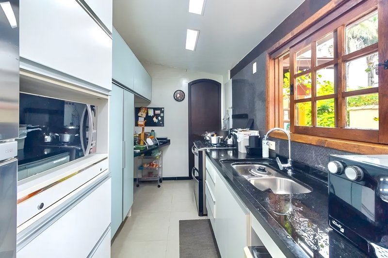 R$ 1.200.000 - BELA CASA EM CONDOMÍNIO - 300M2 - 3 DORM - VISTA - PÁTIO - 5 VAGAS Avenida Cai Porto Alegre - 