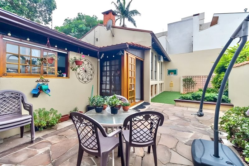 R$ 1.200.000 - BELA CASA EM CONDOMÍNIO - 300M2 - 3 DORM - VISTA - PÁTIO - 5 VAGAS Avenida Cai Porto Alegre - 