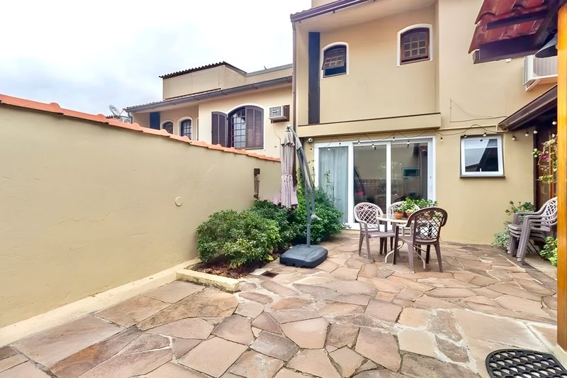 R$ 1.200.000 - BELA CASA EM CONDOMÍNIO - 300M2 - 3 DORM - VISTA - PÁTIO - 5 VAGAS Avenida Cai Porto Alegre - 
