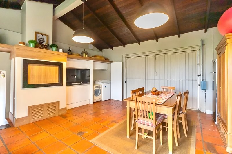 R$ 1.200.000 - BELA CASA EM CONDOMÍNIO - 300M2 - 3 DORM - VISTA - PÁTIO - 5 VAGAS Avenida Cai Porto Alegre - 