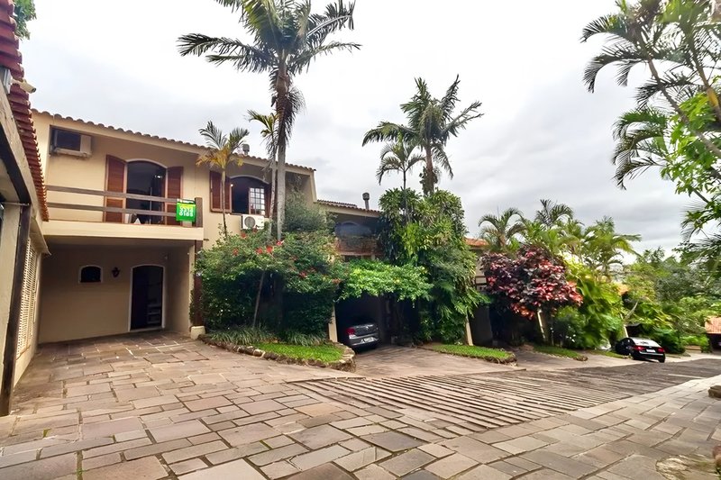 R$ 1.200.000 - BELA CASA EM CONDOMÍNIO - 300M2 - 3 DORM - VISTA - PÁTIO - 5 VAGAS Avenida Cai Porto Alegre - 