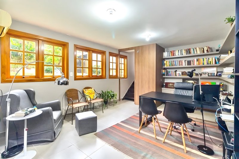 R$ 1.200.000 - BELA CASA EM CONDOMÍNIO - 300M2 - 3 DORM - VISTA - PÁTIO - 5 VAGAS Avenida Cai Porto Alegre - 