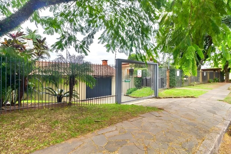 R$ 1.200.000 - BELA CASA EM CONDOMÍNIO - 300M2 - 3 DORM - VISTA - PÁTIO - 5 VAGAS Avenida Cai Porto Alegre - 