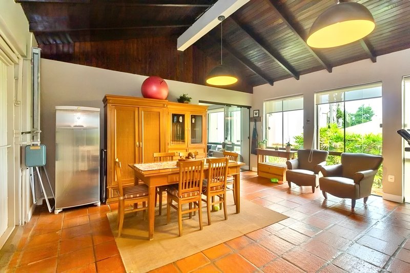 R$ 1.200.000 - BELA CASA EM CONDOMÍNIO - 300M2 - 3 DORM - VISTA - PÁTIO - 5 VAGAS Avenida Cai Porto Alegre - 