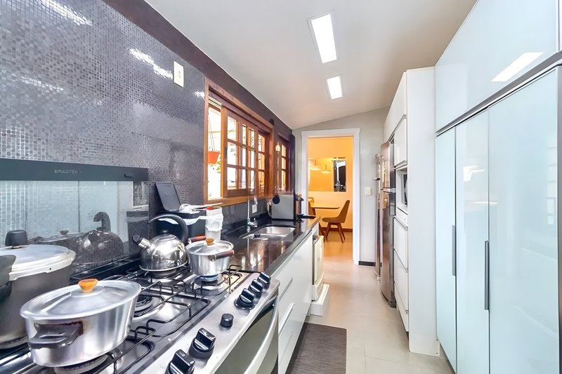 R$ 1.200.000 - BELA CASA EM CONDOMÍNIO - 300M2 - 3 DORM - VISTA - PÁTIO - 5 VAGAS Avenida Cai Porto Alegre - 