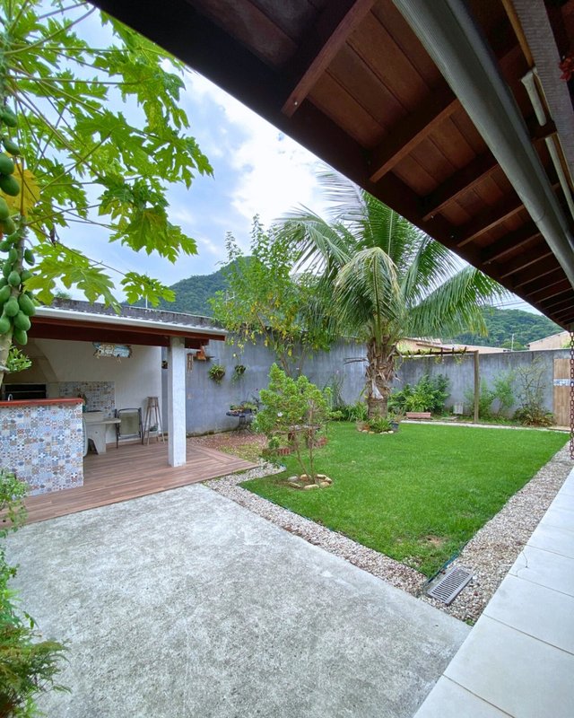 Casa à venda – localização privilegiada, em frente à praça! - Caraguatatuba - 