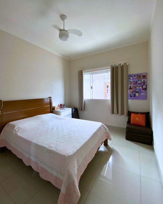 Casa à venda – localização privilegiada, em frente à praça! - Caraguatatuba - 