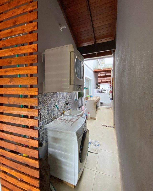 Casa à venda – localização privilegiada, em frente à praça! - Caraguatatuba - 