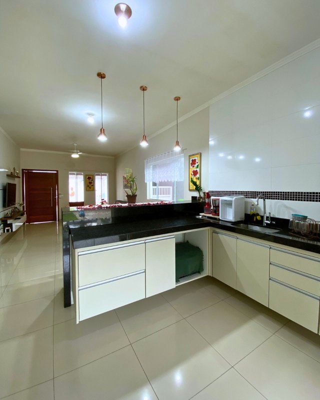 Casa à venda – localização privilegiada, em frente à praça! - Caraguatatuba - 
