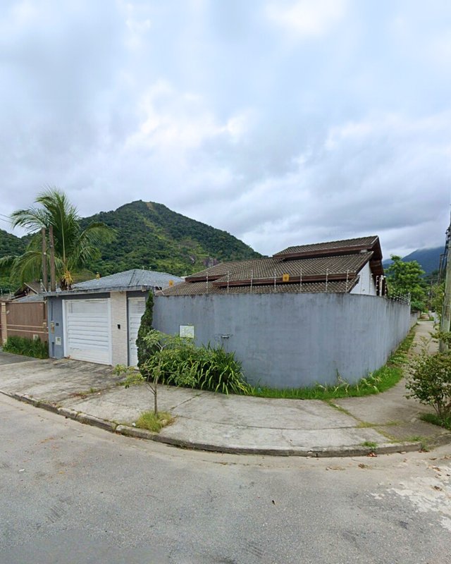 Casa à venda – localização privilegiada, em frente à praça! - Caraguatatuba - 