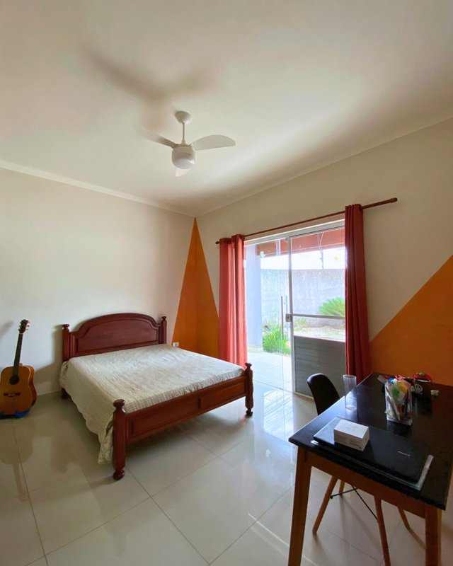 Casa à venda – localização privilegiada, em frente à praça! - Caraguatatuba - 