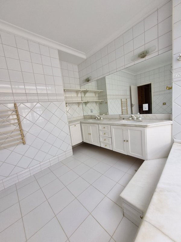 ALUGA-SE LINDA CASA RUA FECHADA A 550M2 AO LADO DO PARQUE SEVERO GOMES Rua Bernardino Machado São Paulo - 