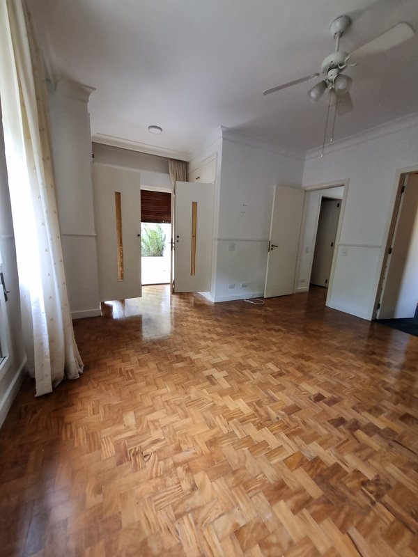 ALUGA-SE LINDA CASA RUA FECHADA A 550M2 AO LADO DO PARQUE SEVERO GOMES Rua Bernardino Machado São Paulo - 