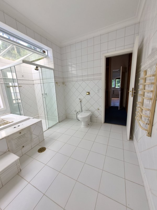 ALUGA-SE LINDA CASA RUA FECHADA A 550M2 AO LADO DO PARQUE SEVERO GOMES Rua Bernardino Machado São Paulo - 