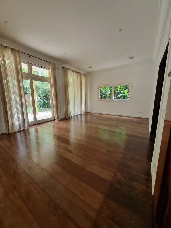 ALUGA-SE LINDA CASA RUA FECHADA A 550M2 AO LADO DO PARQUE SEVERO GOMES Rua Bernardino Machado São Paulo - 