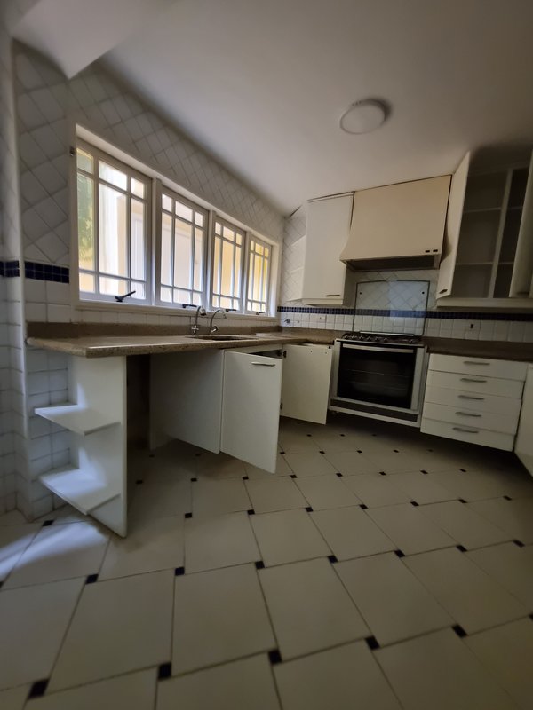 ALUGA-SE LINDA CASA RUA FECHADA A 550M2 AO LADO DO PARQUE SEVERO GOMES Rua Bernardino Machado São Paulo - 