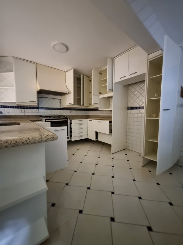 ALUGA-SE LINDA CASA RUA FECHADA A 550M2 AO LADO DO PARQUE SEVERO GOMES Rua Bernardino Machado São Paulo - 