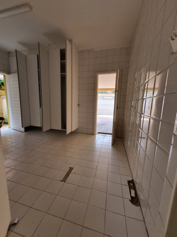 ALUGA-SE LINDA CASA RUA FECHADA A 550M2 AO LADO DO PARQUE SEVERO GOMES Rua Bernardino Machado São Paulo - 