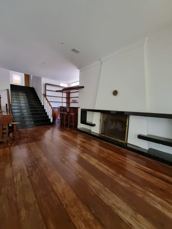 ALUGA-SE LINDA CASA RUA FECHADA A 550M2 AO LADO DO PARQUE SEVERO GOMES Rua Bernardino Machado São Paulo - 