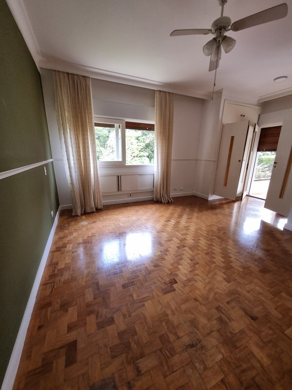 ALUGA-SE LINDA CASA RUA FECHADA A 550M2 AO LADO DO PARQUE SEVERO GOMES Rua Bernardino Machado São Paulo - 
