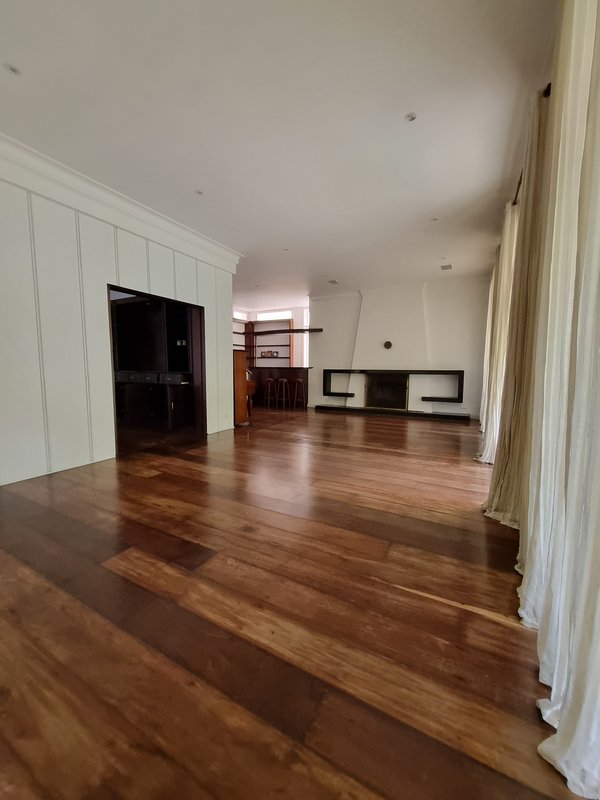 ALUGA-SE LINDA CASA RUA FECHADA A 550M2 AO LADO DO PARQUE SEVERO GOMES Rua Bernardino Machado São Paulo - 