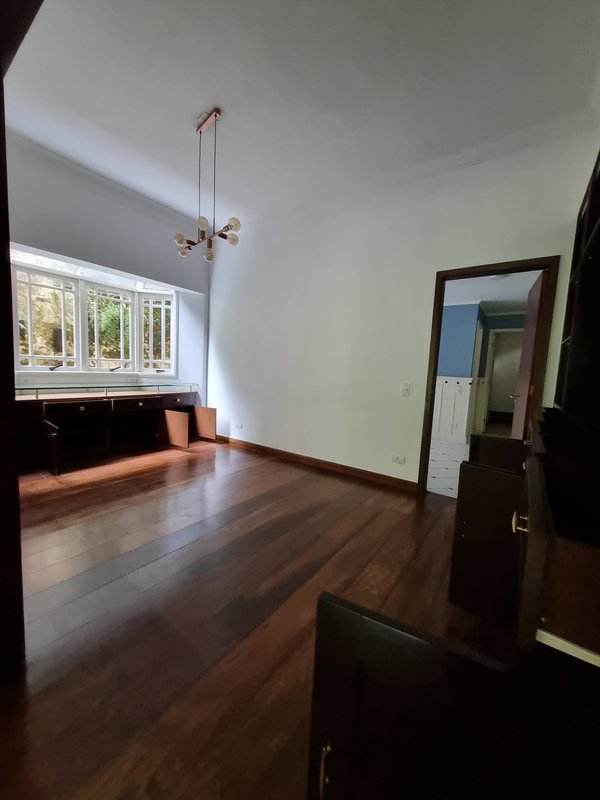 ALUGA-SE LINDA CASA RUA FECHADA A 550M2 AO LADO DO PARQUE SEVERO GOMES Rua Bernardino Machado São Paulo - 