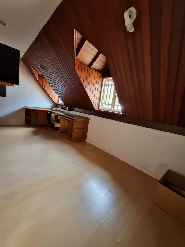 ALUGA-SE LINDA CASA RUA FECHADA A 550M2 AO LADO DO PARQUE SEVERO GOMES Rua Bernardino Machado São Paulo - 