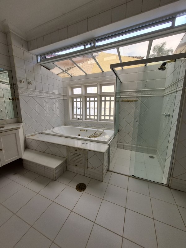 ALUGA-SE LINDA CASA RUA FECHADA A 550M2 AO LADO DO PARQUE SEVERO GOMES Rua Bernardino Machado São Paulo - 
