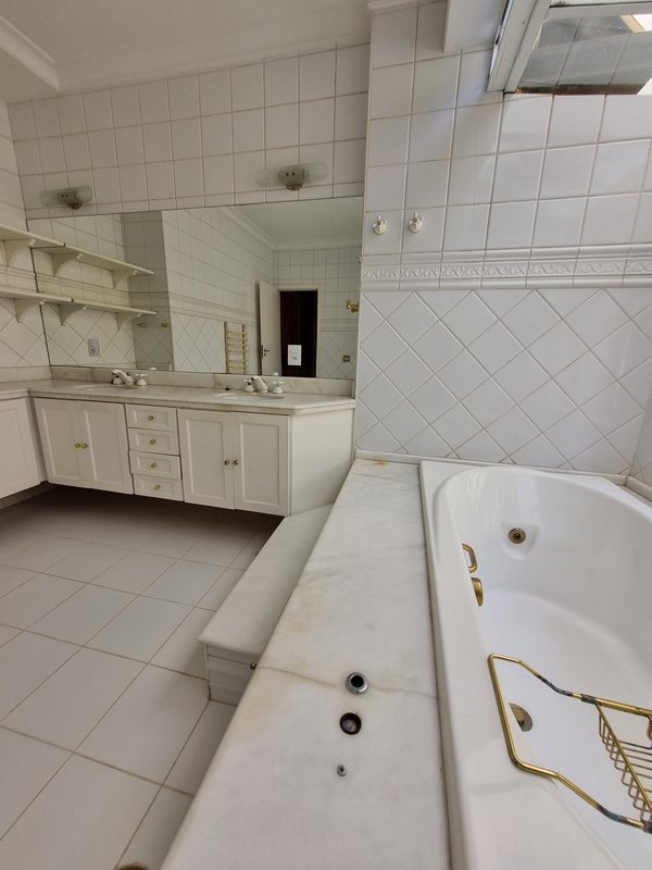 ALUGA-SE LINDA CASA RUA FECHADA A 550M2 AO LADO DO PARQUE SEVERO GOMES Rua Bernardino Machado São Paulo - 