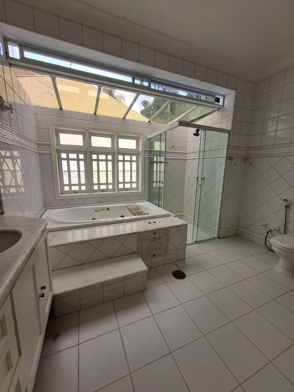 ALUGA-SE LINDA CASA RUA FECHADA A 550M2 AO LADO DO PARQUE SEVERO GOMES Rua Bernardino Machado São Paulo - 