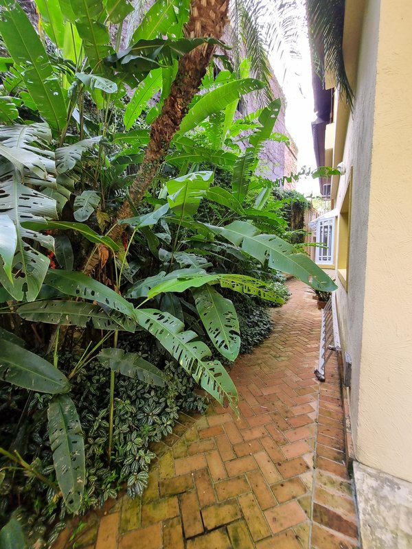 ALUGA-SE LINDA CASA RUA FECHADA A 550M2 AO LADO DO PARQUE SEVERO GOMES Rua Bernardino Machado São Paulo - 
