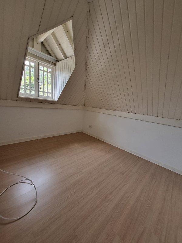 ALUGA-SE LINDA CASA RUA FECHADA A 550M2 AO LADO DO PARQUE SEVERO GOMES Rua Bernardino Machado São Paulo - 
