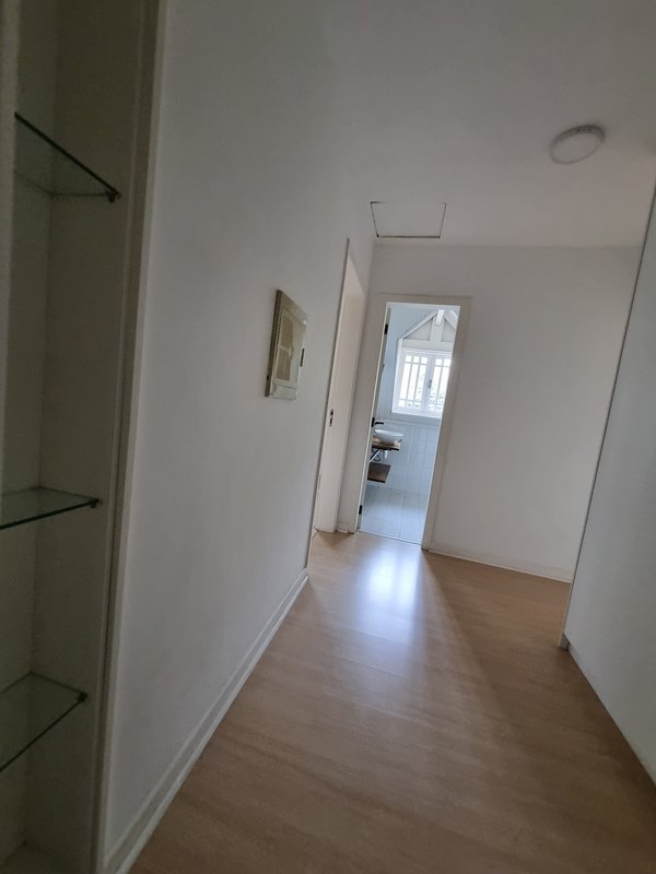 ALUGA-SE LINDA CASA RUA FECHADA A 550M2 AO LADO DO PARQUE SEVERO GOMES Rua Bernardino Machado São Paulo - 