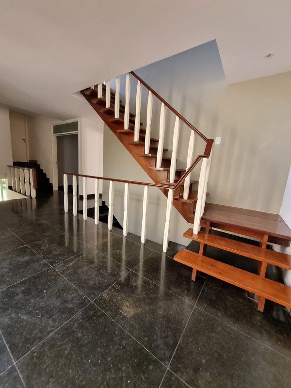 ALUGA-SE LINDA CASA RUA FECHADA A 550M2 AO LADO DO PARQUE SEVERO GOMES Rua Bernardino Machado São Paulo - 