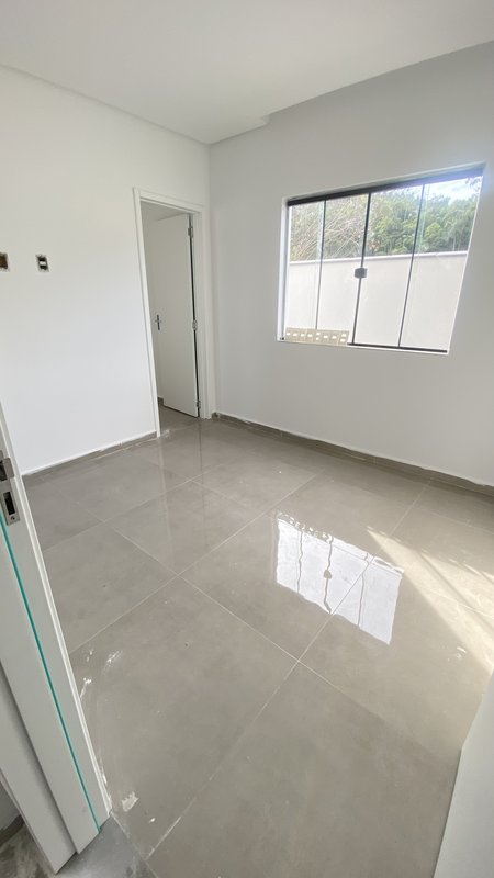 CASA COM 1 SUÍTE MAIS 2 DORMITÓRIOS NA GUABIRUBA SUL - Guabiruba - 