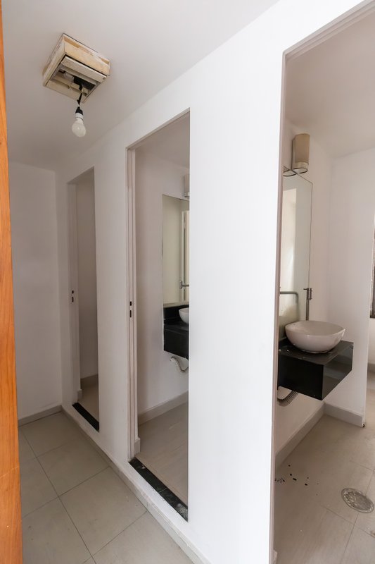 ALUGA-SE Conjunto Comercial na Vila Olímpia – 230 m², Vão Livre, 5 Vagas e Infraestrutura Rua Pequetita São Paulo - 