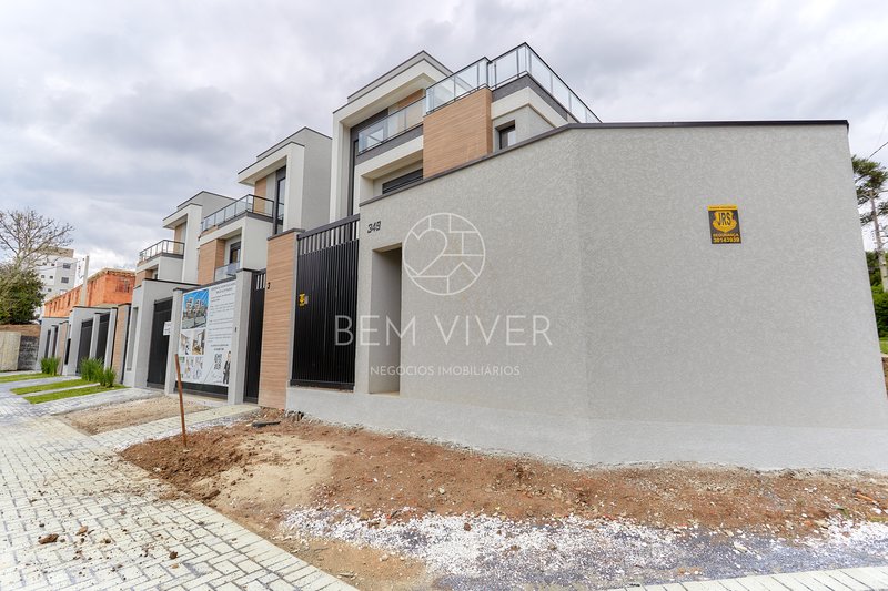 Casa de esquina alto padrão, 185m2, 3 suítes, 04vagas, área externa/terraço Joaquim Augusto Andrade Curitiba - 